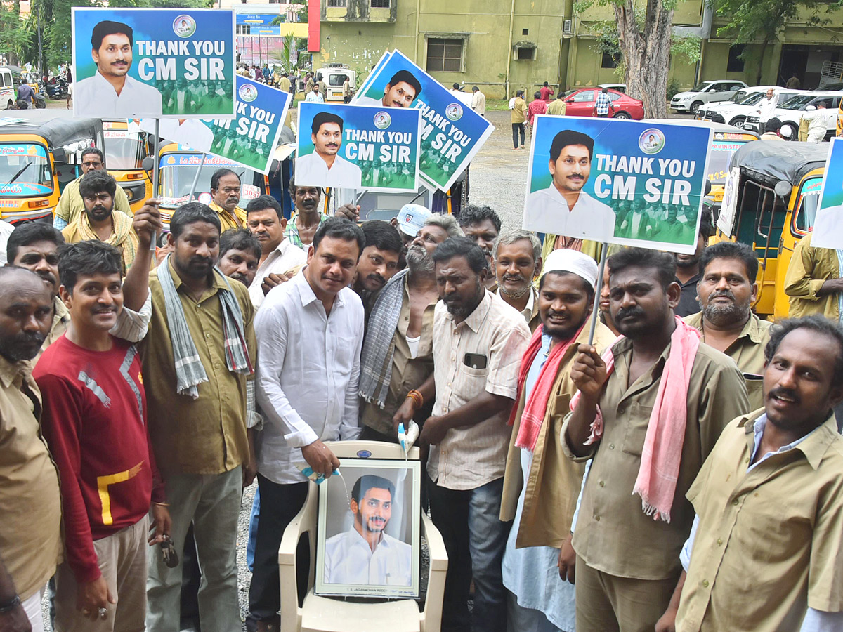 AP Auto Drivers Thanks To CM YS Jagan Over YSR Vahana Mitra Funds - Sakshi14