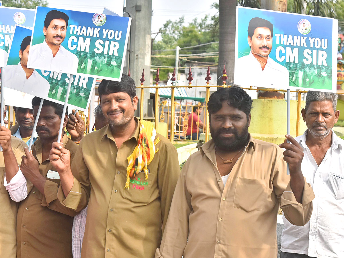 AP Auto Drivers Thanks To CM YS Jagan Over YSR Vahana Mitra Funds - Sakshi16