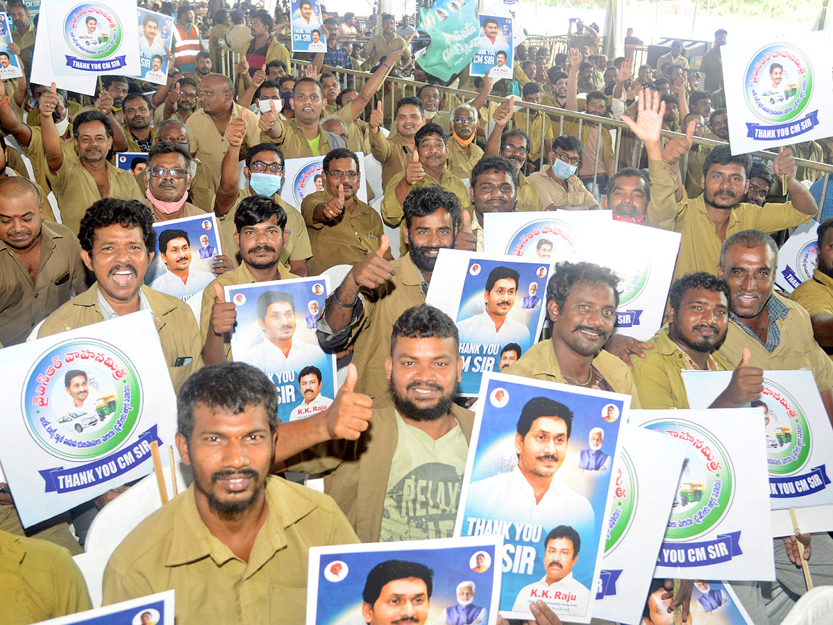 AP Auto Drivers Thanks To CM YS Jagan Over YSR Vahana Mitra Funds - Sakshi19