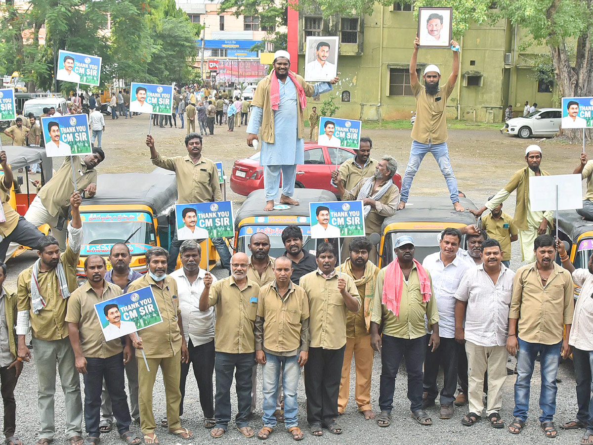 AP Auto Drivers Thanks To CM YS Jagan Over YSR Vahana Mitra Funds - Sakshi21