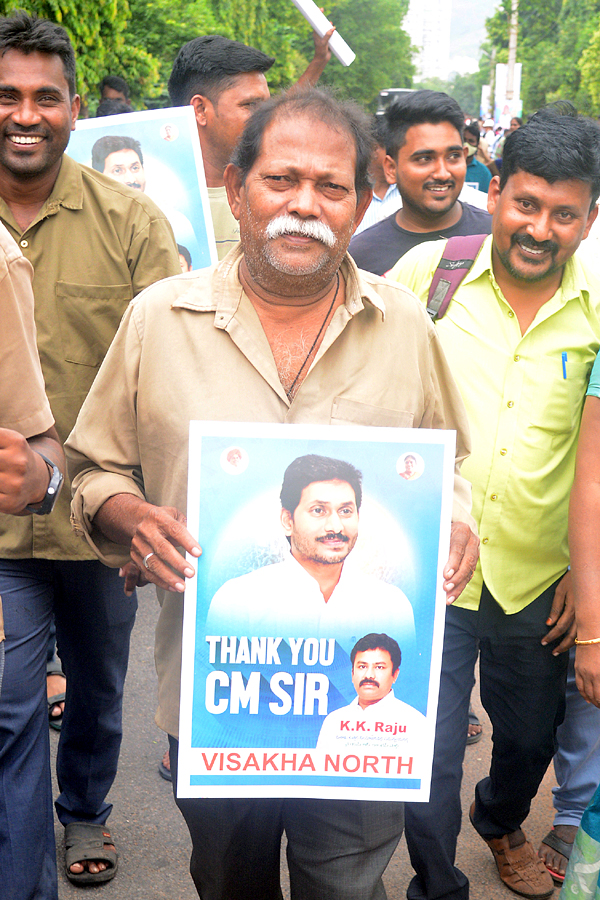 AP Auto Drivers Thanks To CM YS Jagan Over YSR Vahana Mitra Funds - Sakshi22