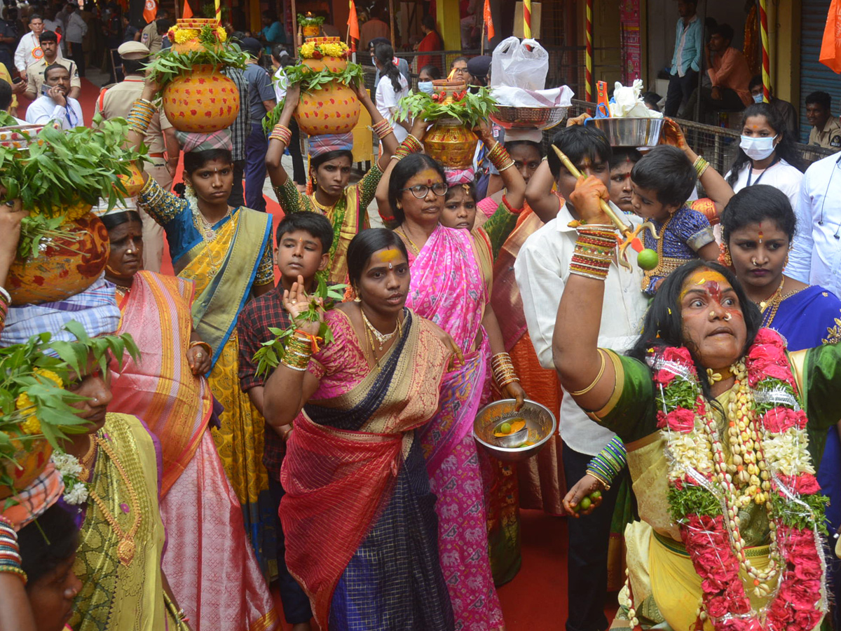 Secunderabad Ujjaini Mahankali Bonalu Photo Gallery - Sakshi38