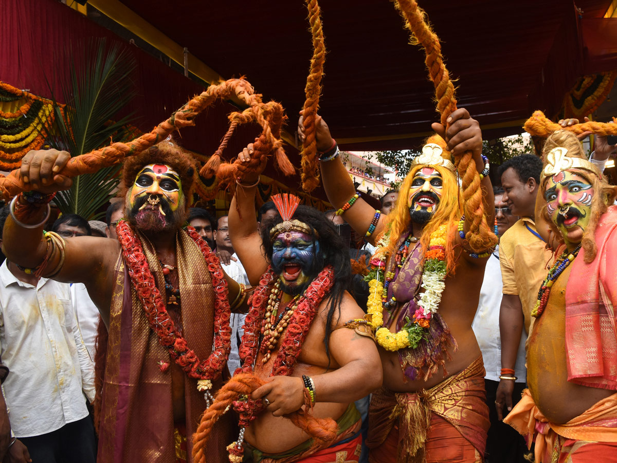 Sri Ujjaini Mahankali Bonalu in Secunderabad Photo Gallery - Sakshi12