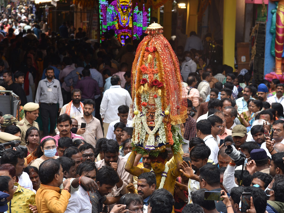 Sri Ujjaini Mahankali Bonalu in Secunderabad Photo Gallery - Sakshi13