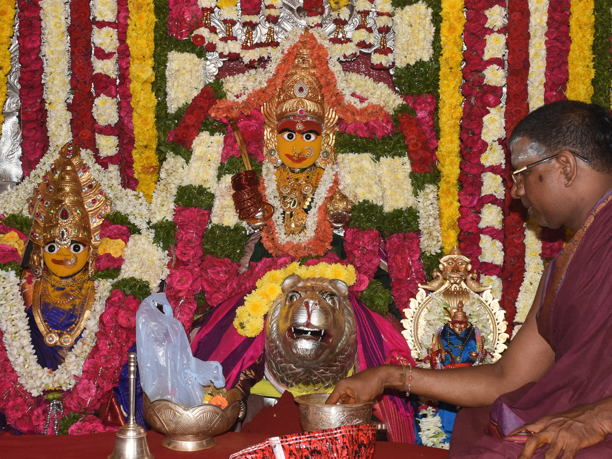 Sri Ujjaini Mahankali Bonalu in Secunderabad Photo Gallery - Sakshi7