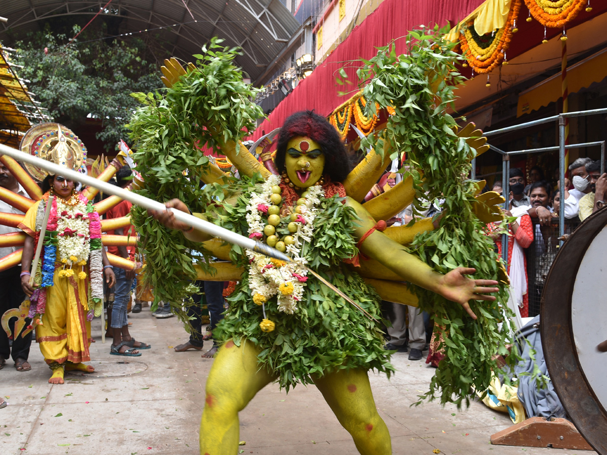 Sri Ujjaini Mahankali Bonalu in Secunderabad Photo Gallery - Sakshi9