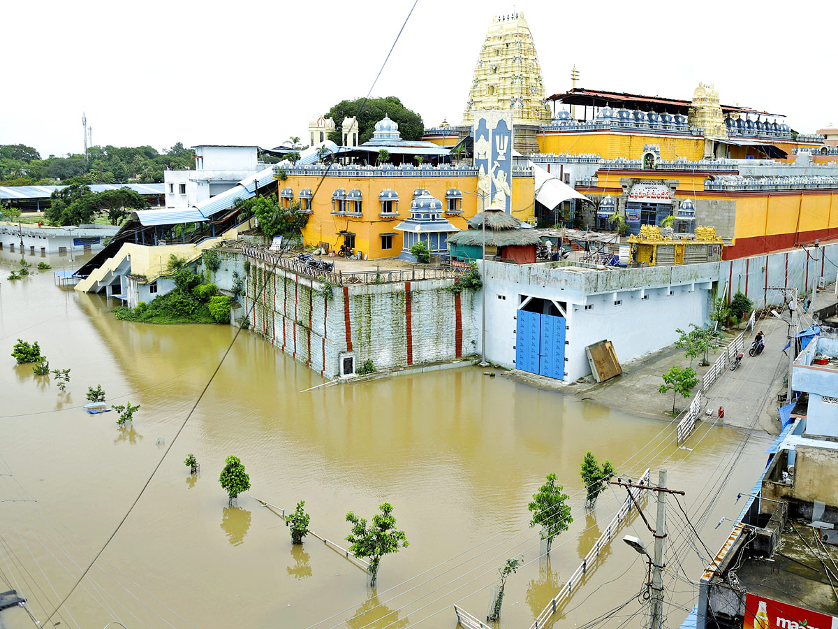 Badrachalam: People Cleaning Up After Godavari Floods 2022 - Sakshi13