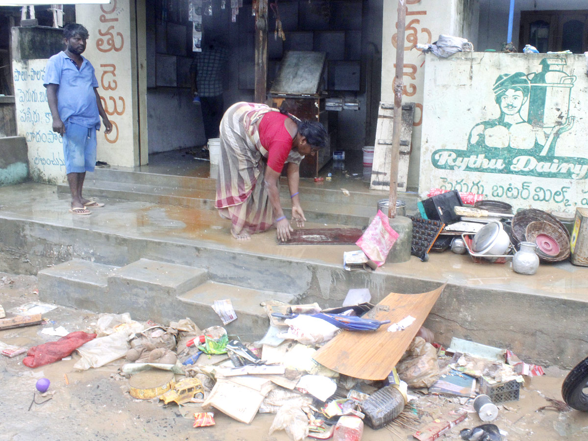 Badrachalam: People Cleaning Up After Godavari Floods 2022 - Sakshi17