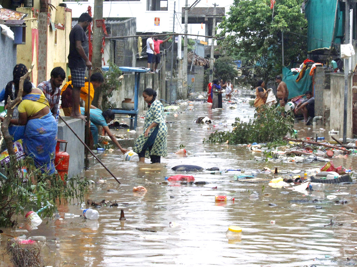 Badrachalam: People Cleaning Up After Godavari Floods 2022 - Sakshi2