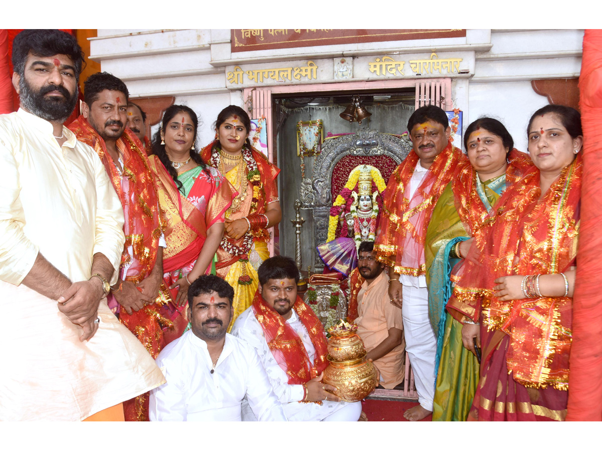 Bangaru Bonam Offers to Goddess Bhagyalaxmi at Charminar of Hyderabad Photo Gallery - Sakshi2