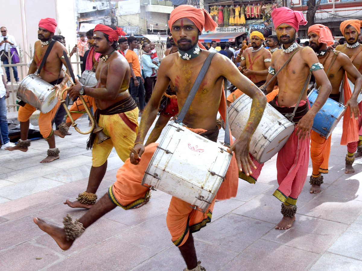 Bangaru Bonam Offers to Goddess Bhagyalaxmi at Charminar of Hyderabad Photo Gallery - Sakshi11