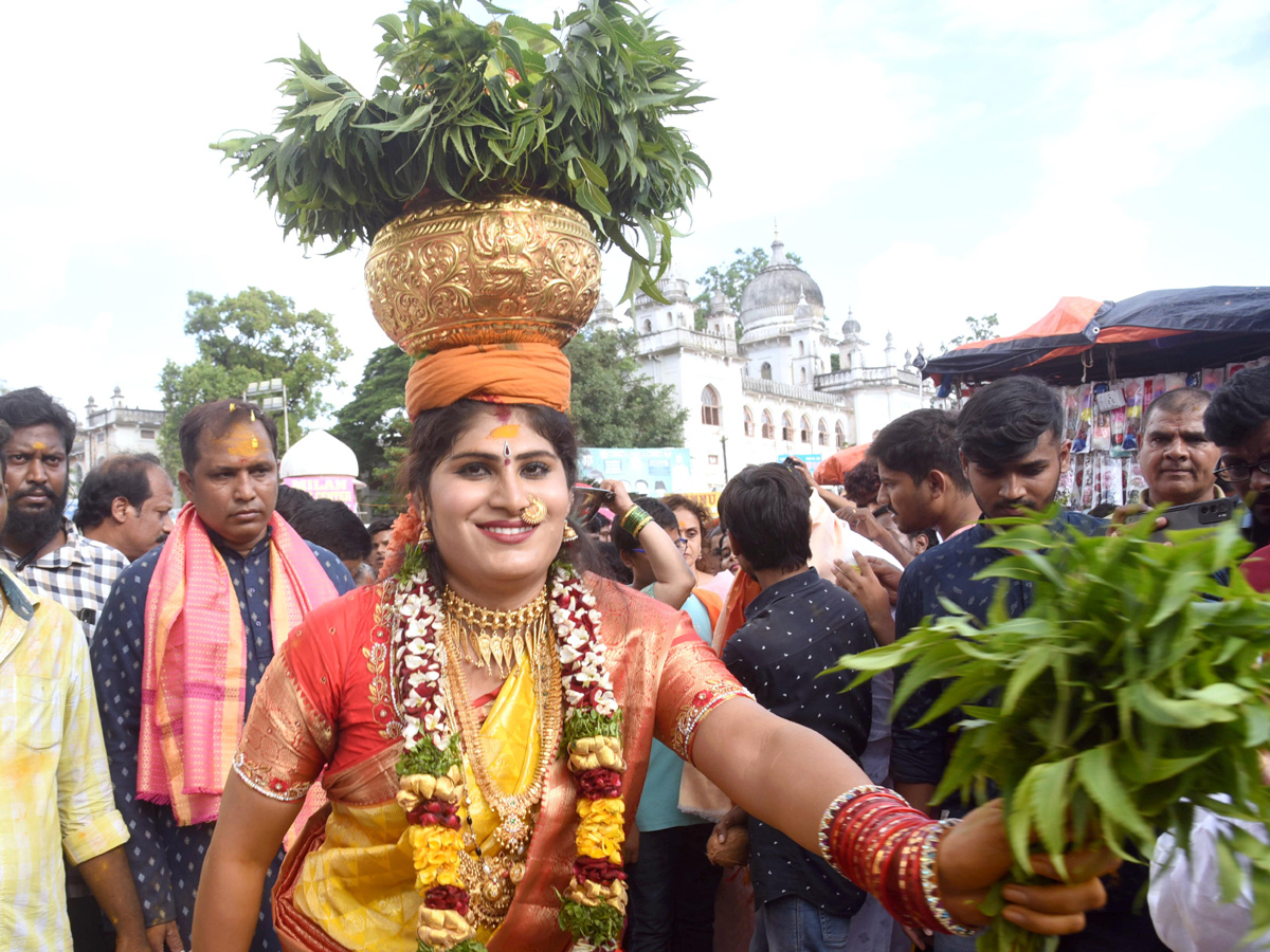 Bangaru Bonam Offers to Goddess Bhagyalaxmi at Charminar of Hyderabad Photo Gallery - Sakshi12