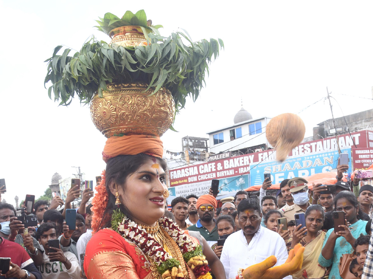 Bangaru Bonam Offers to Goddess Bhagyalaxmi at Charminar of Hyderabad Photo Gallery - Sakshi13