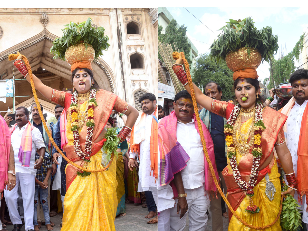 Bangaru Bonam Offers to Goddess Bhagyalaxmi at Charminar of Hyderabad Photo Gallery - Sakshi1