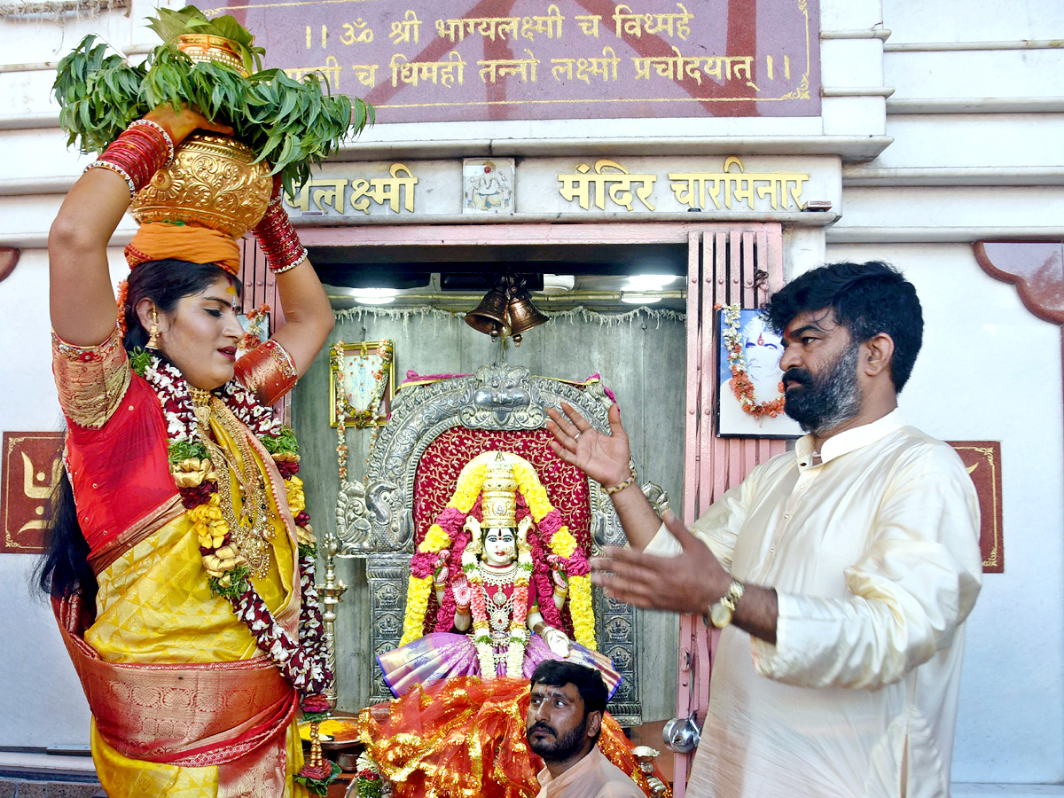 Bangaru Bonam Offers to Goddess Bhagyalaxmi at Charminar of Hyderabad Photo Gallery - Sakshi3