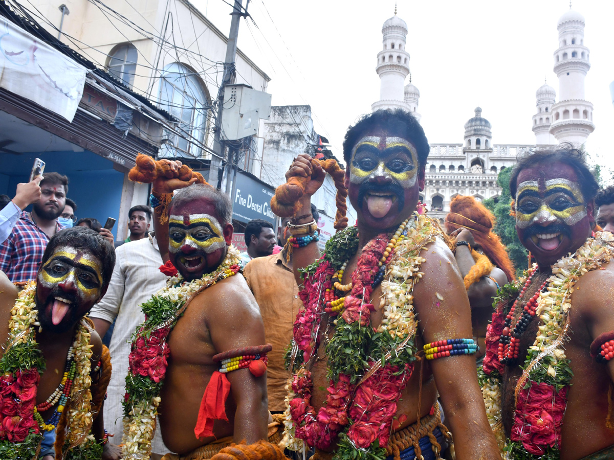 Bangaru Bonam Offers to Goddess Bhagyalaxmi at Charminar of Hyderabad Photo Gallery - Sakshi4