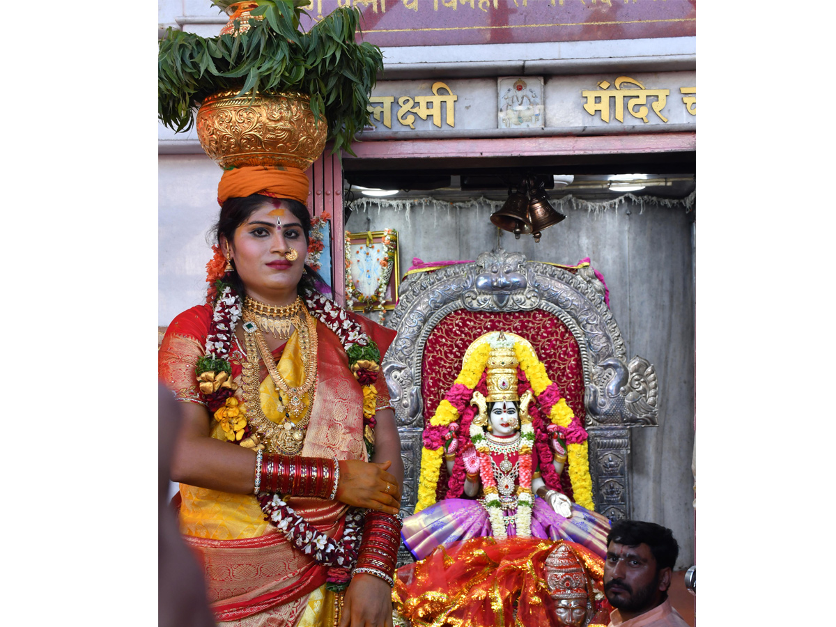 Bangaru Bonam Offers to Goddess Bhagyalaxmi at Charminar of Hyderabad Photo Gallery - Sakshi5