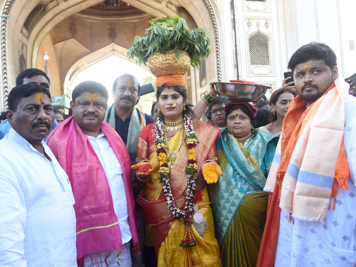 Bangaru Bonam Offers to Goddess Bhagyalaxmi at Charminar of Hyderabad Photo Gallery - Sakshi6