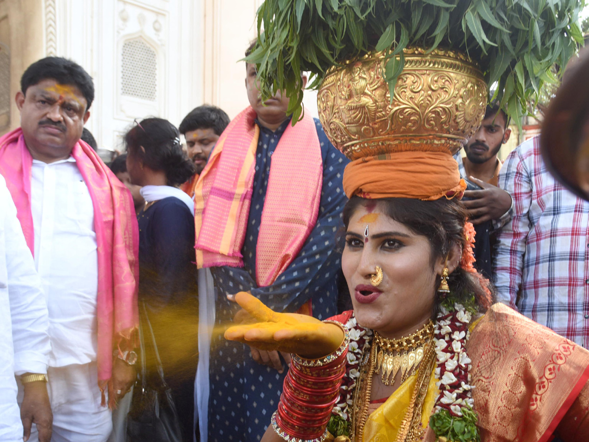 Bangaru Bonam Offers to Goddess Bhagyalaxmi at Charminar of Hyderabad Photo Gallery - Sakshi7