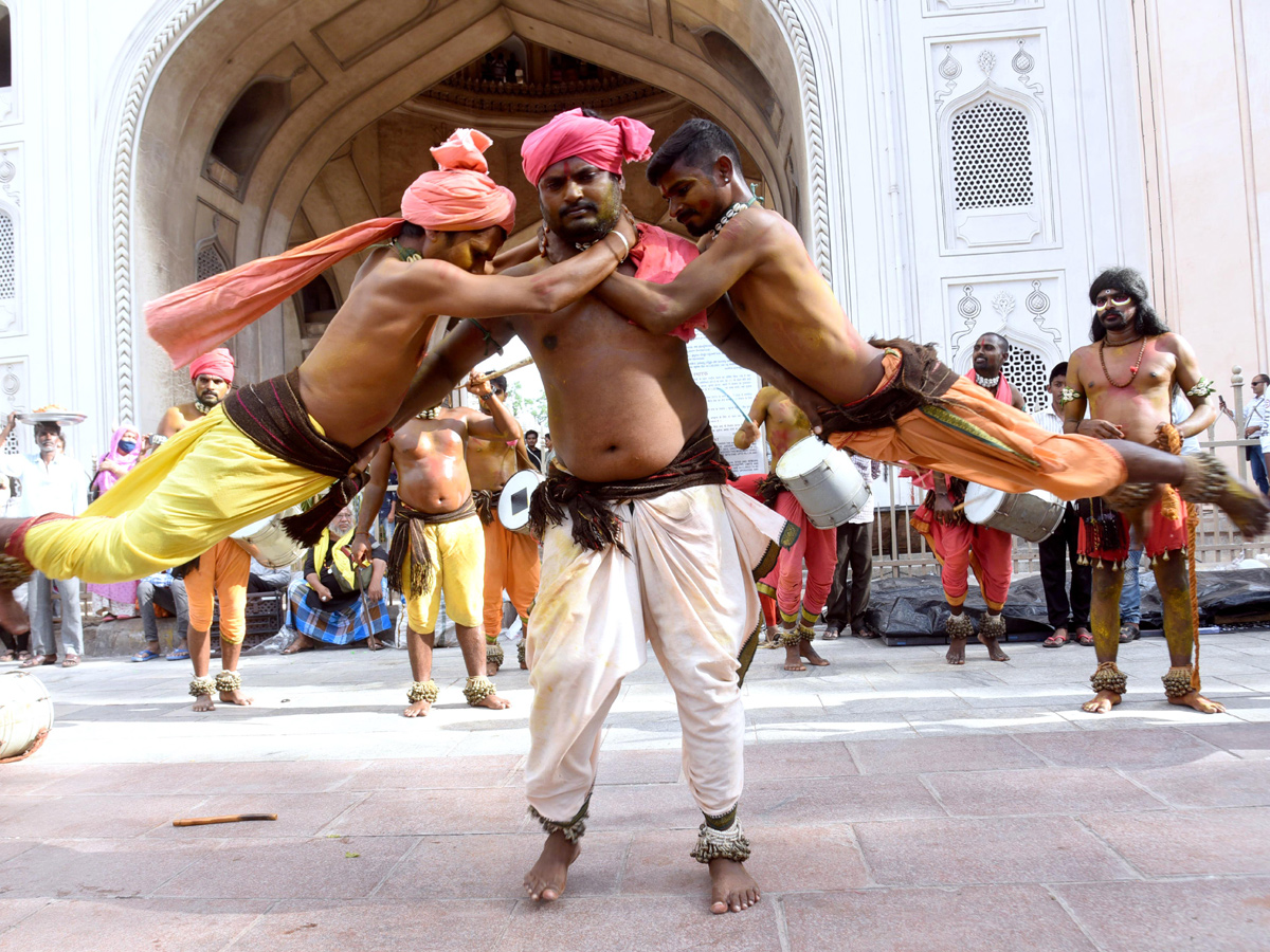 Bangaru Bonam Offers to Goddess Bhagyalaxmi at Charminar of Hyderabad Photo Gallery - Sakshi10