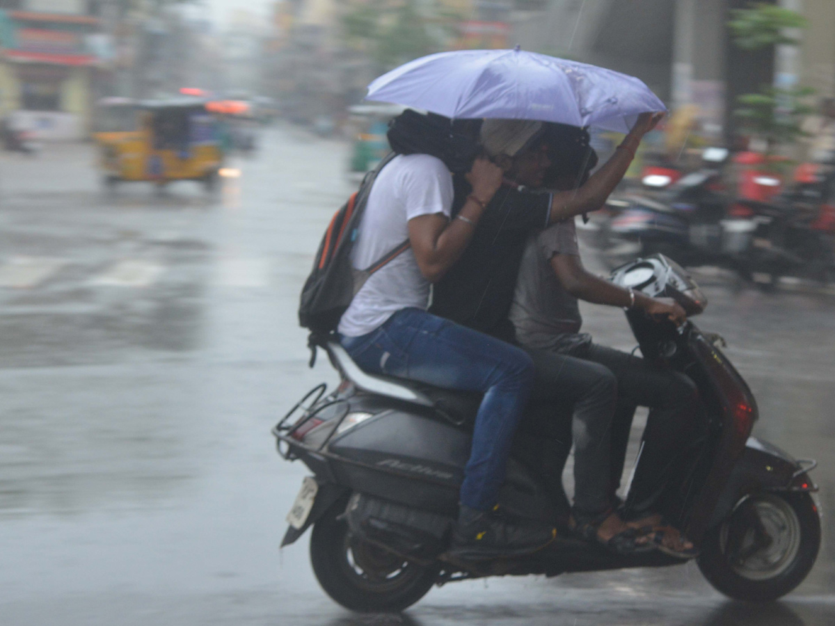 Heavy rains in Hyderabad Photo Gallery - Sakshi11