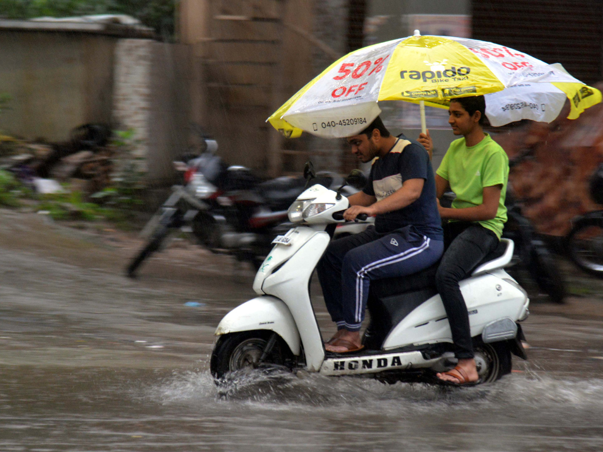 Heavy rains in Hyderabad Photo Gallery - Sakshi12