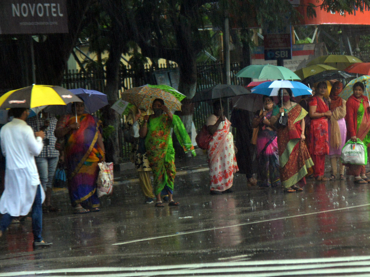 Heavy rains in Hyderabad Photo Gallery - Sakshi16