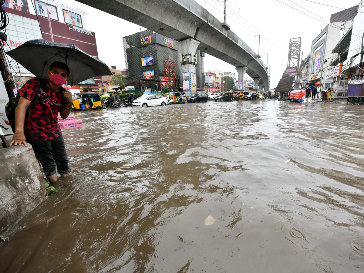 Heavy rains in Hyderabad Photo Gallery - Sakshi17