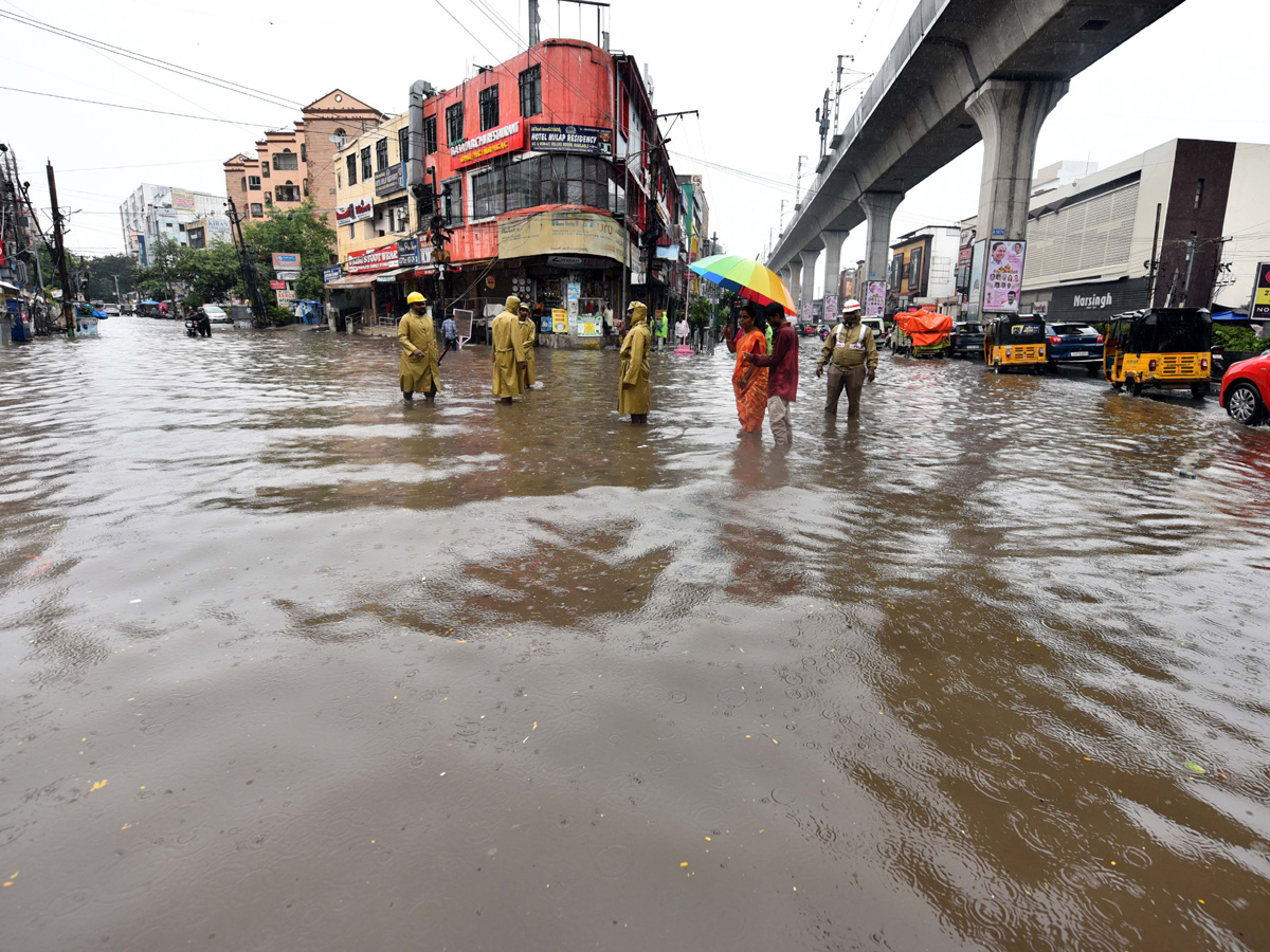 Heavy rains in Hyderabad Photo Gallery - Sakshi18