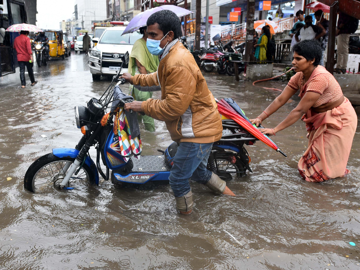 Heavy rains in Hyderabad Photo Gallery - Sakshi19