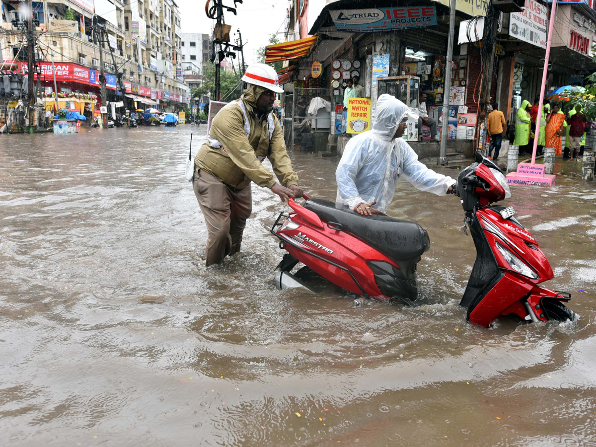 Heavy rains in Hyderabad Photo Gallery - Sakshi20