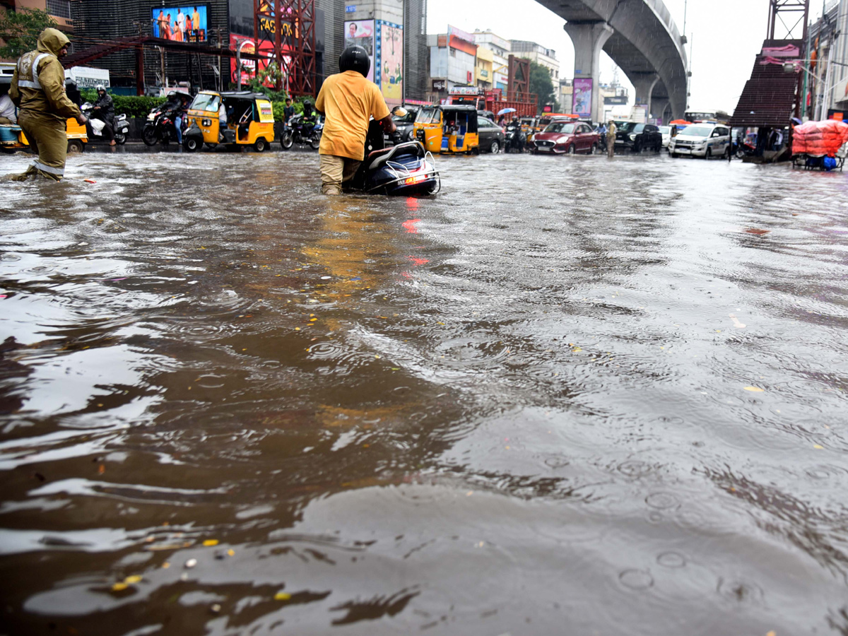 Heavy rains in Hyderabad Photo Gallery - Sakshi23