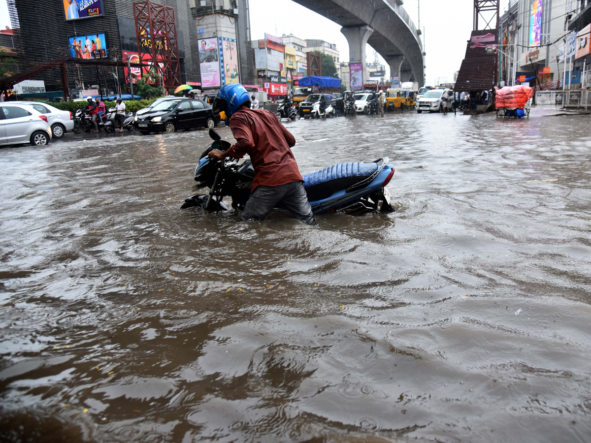 Heavy rains in Hyderabad Photo Gallery - Sakshi25