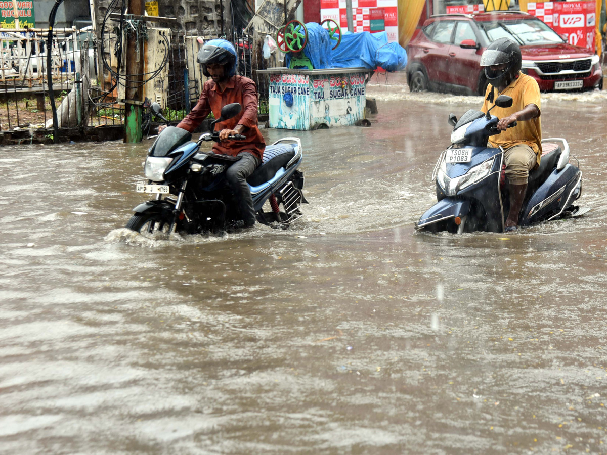 Heavy rains in Hyderabad Photo Gallery - Sakshi26