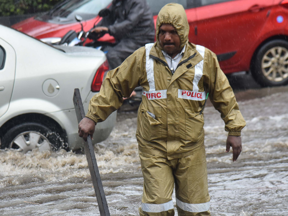 Heavy rains in Hyderabad Photo Gallery - Sakshi27