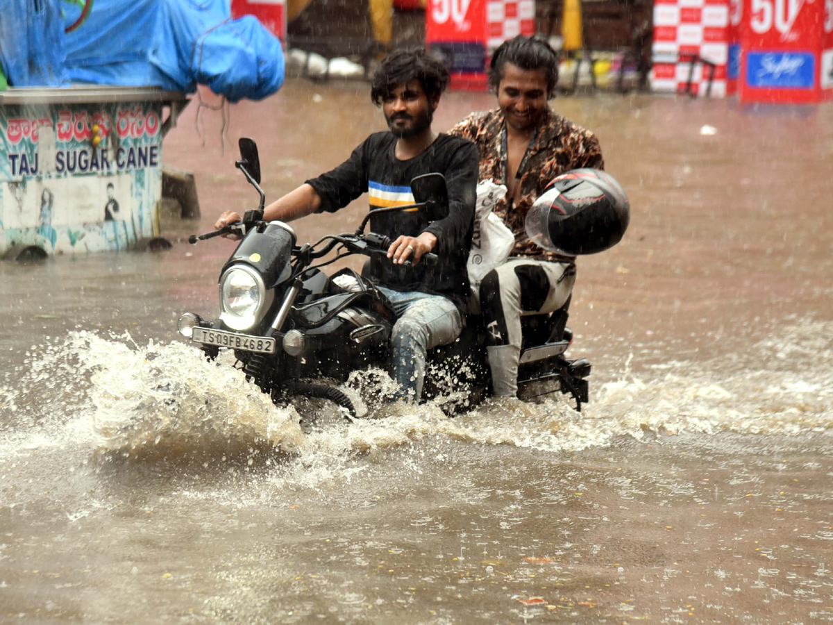 Heavy rains in Hyderabad Photo Gallery - Sakshi28