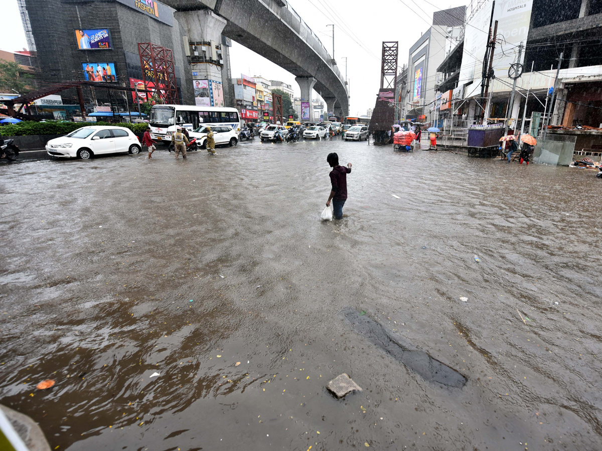 Heavy rains in Hyderabad Photo Gallery - Sakshi31