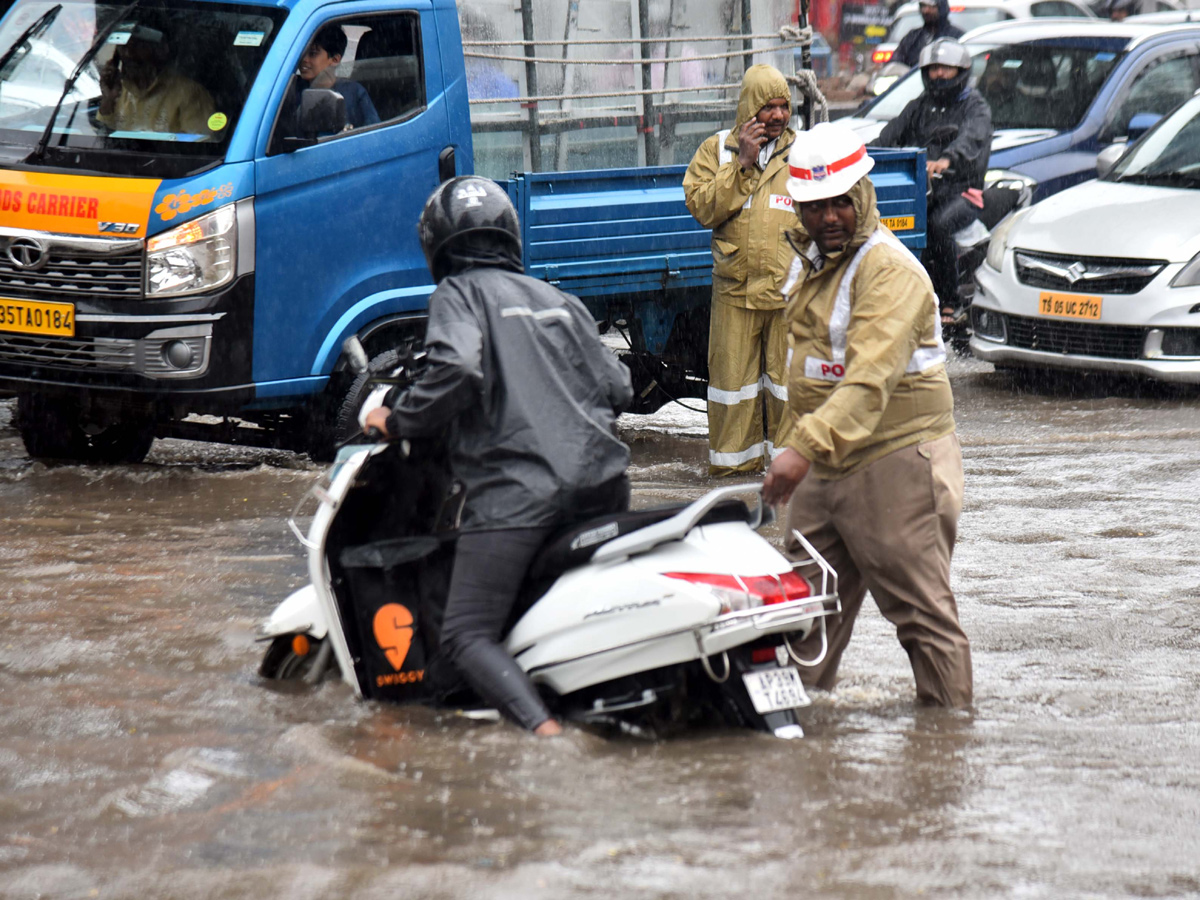 Heavy rains in Hyderabad Photo Gallery - Sakshi32