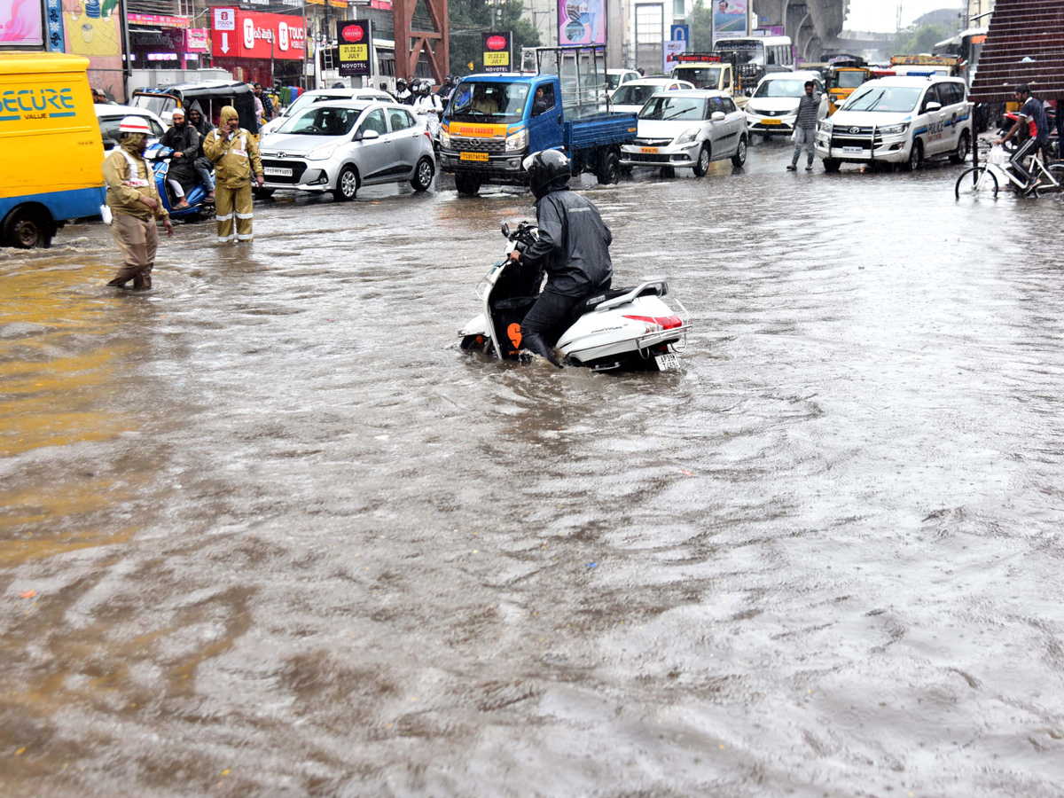 Heavy rains in Hyderabad Photo Gallery - Sakshi33