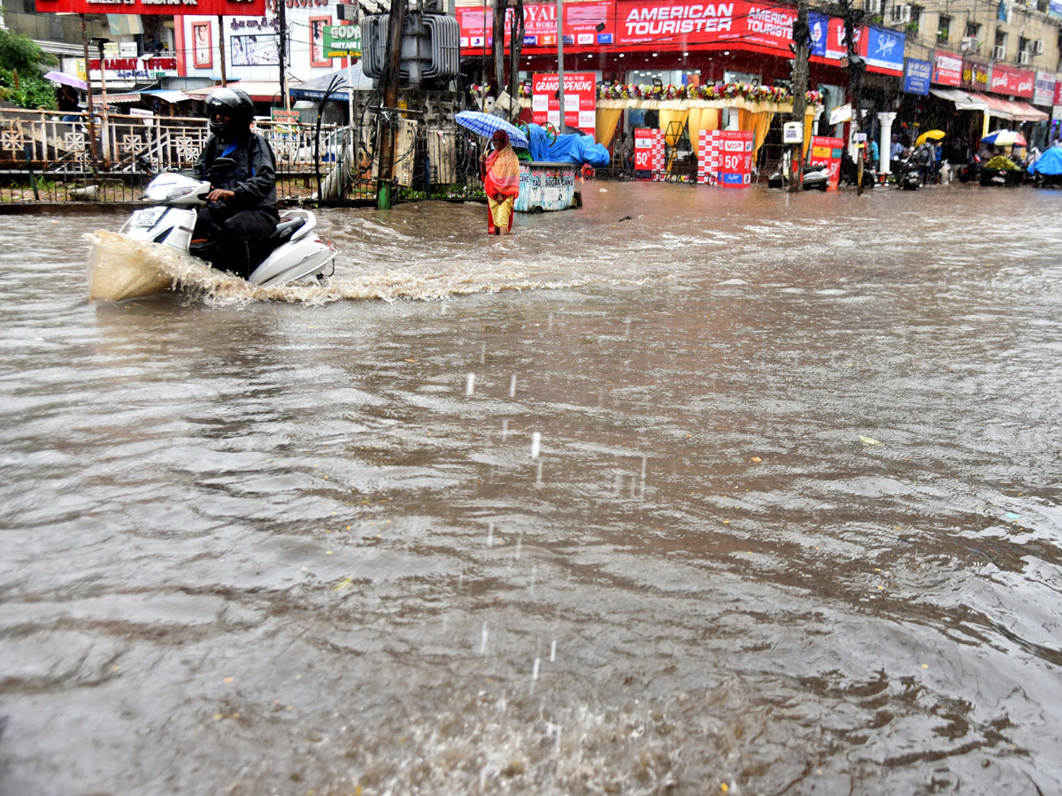 Heavy rains in Hyderabad Photo Gallery - Sakshi34