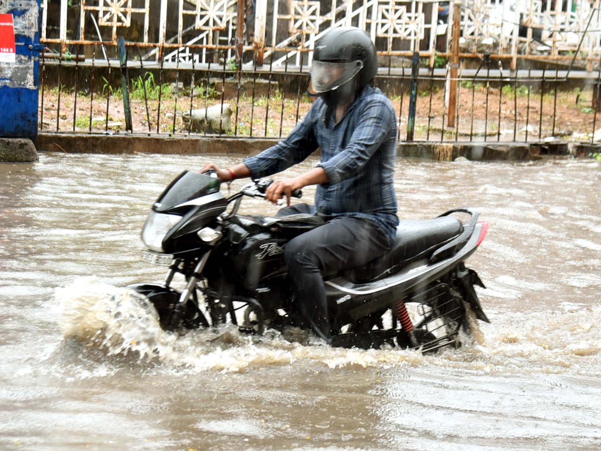 Heavy rains in Hyderabad Photo Gallery - Sakshi35