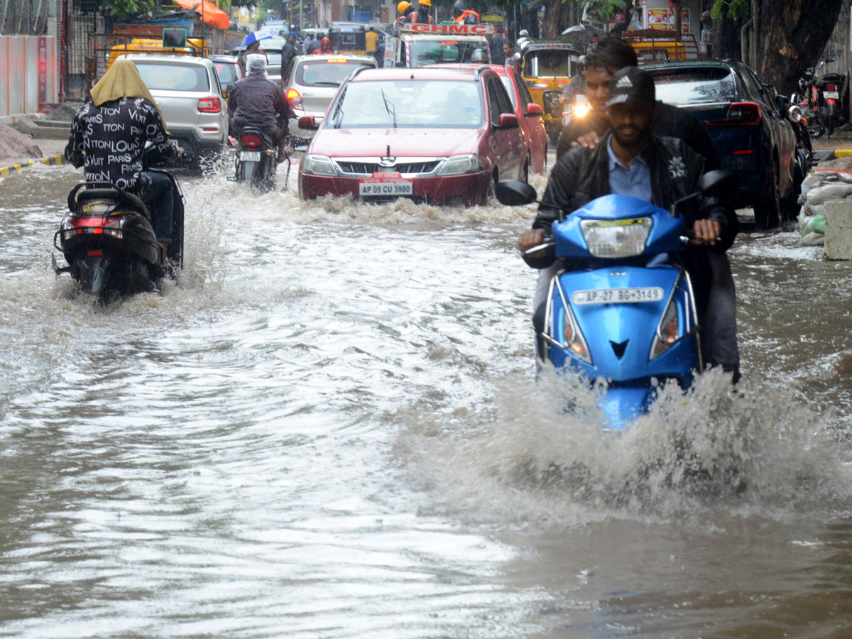 Heavy rains in Hyderabad Photo Gallery - Sakshi37