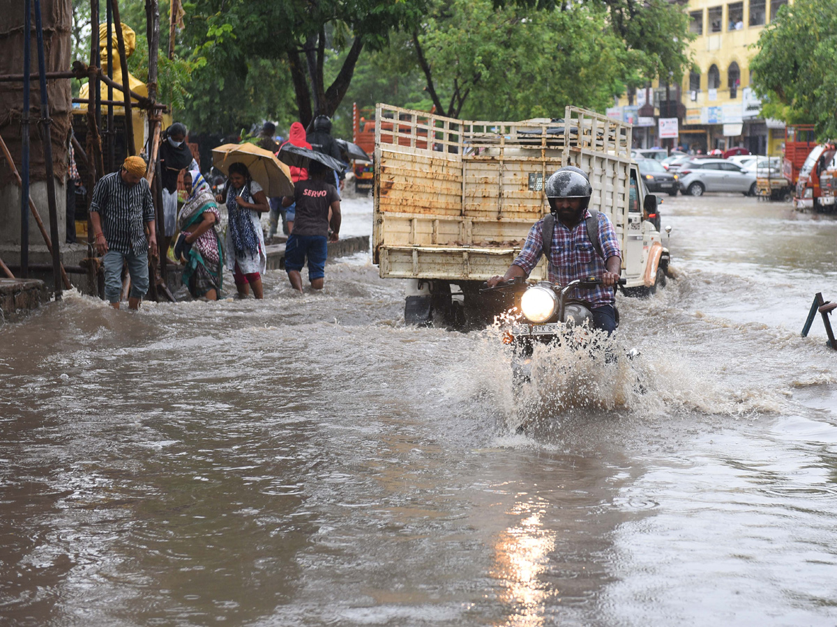 Heavy rains in Hyderabad Photo Gallery - Sakshi8