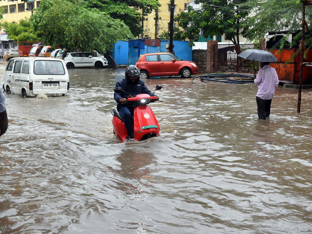 Heavy rains in Hyderabad Photo Gallery - Sakshi9