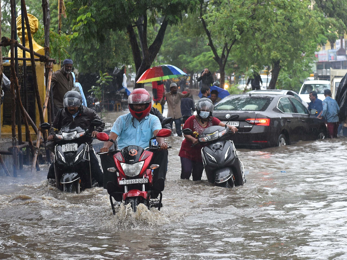 Heavy rains in Hyderabad Photo Gallery - Sakshi10