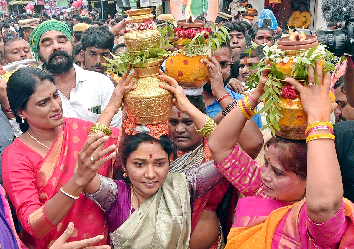 Lal Darwaza Mahankali Bonalu Grandly Celebrated At Hyderabad - Sakshi3