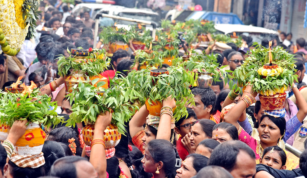 Lal Darwaza Mahankali Bonalu Grandly Celebrated At Hyderabad - Sakshi11