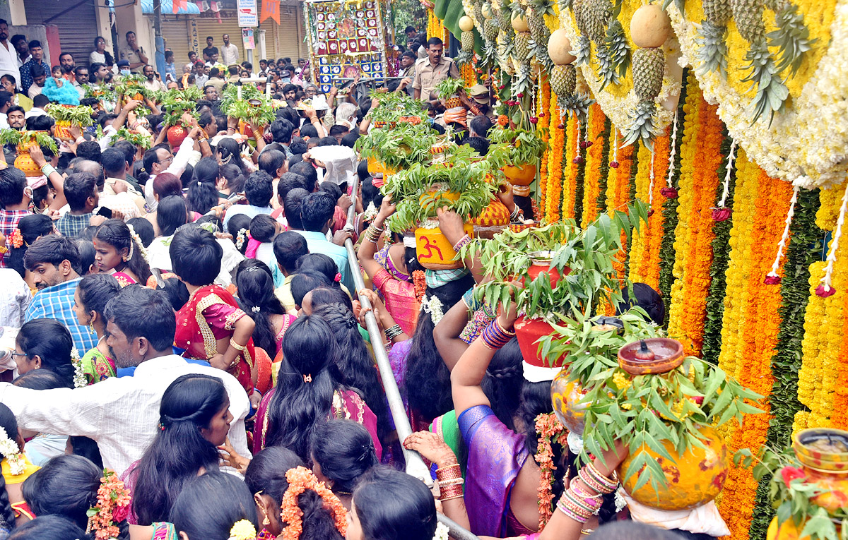 Lal Darwaza Mahankali Bonalu Grandly Celebrated At Hyderabad - Sakshi19