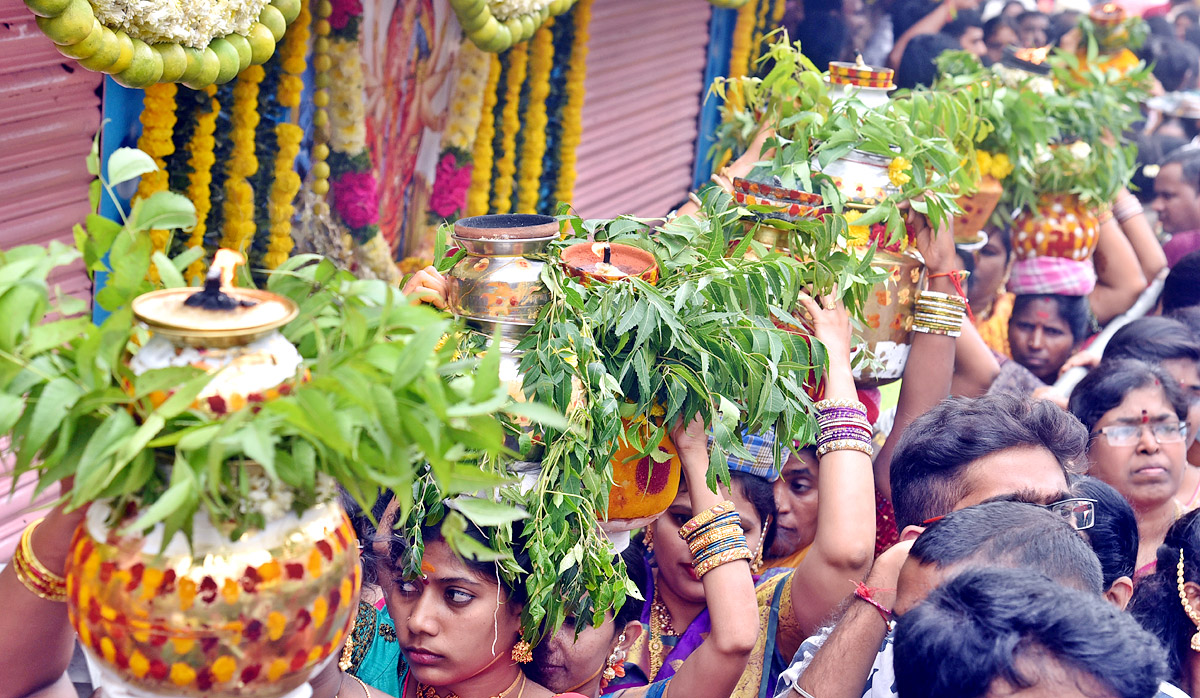 Lal Darwaza Mahankali Bonalu Grandly Celebrated At Hyderabad - Sakshi20