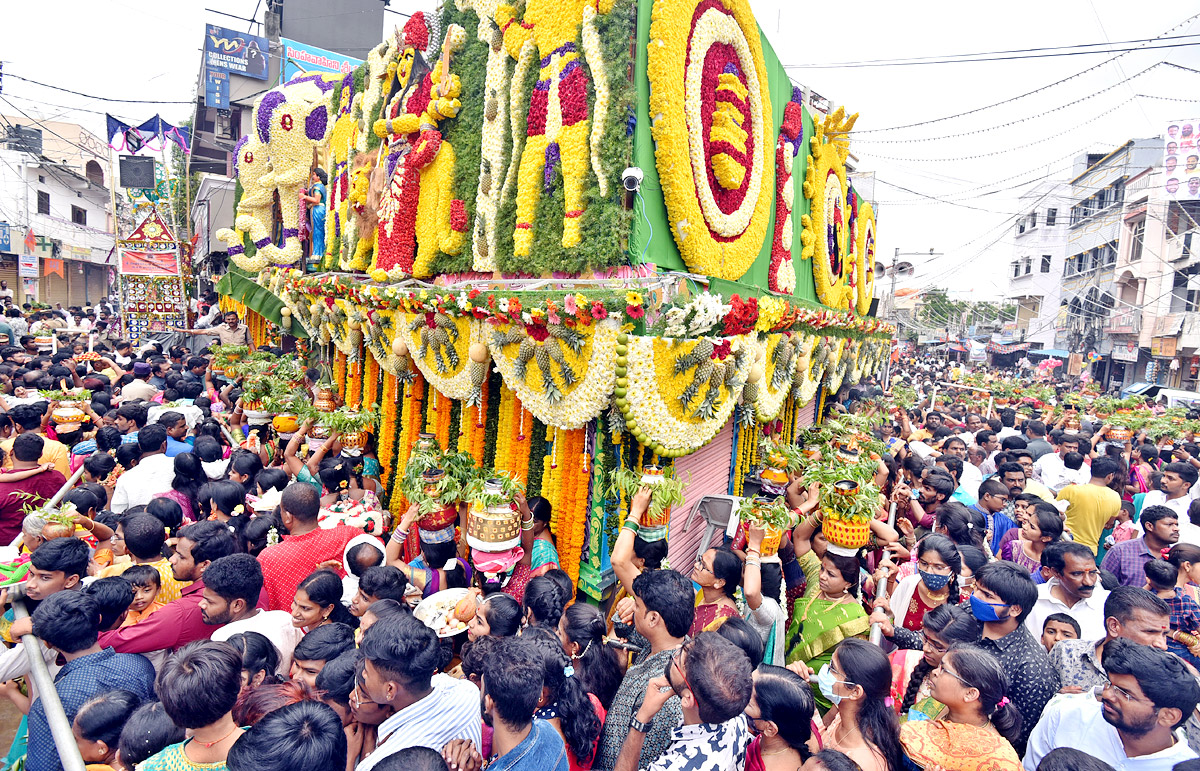 Lal Darwaza Mahankali Bonalu Grandly Celebrated At Hyderabad - Sakshi21